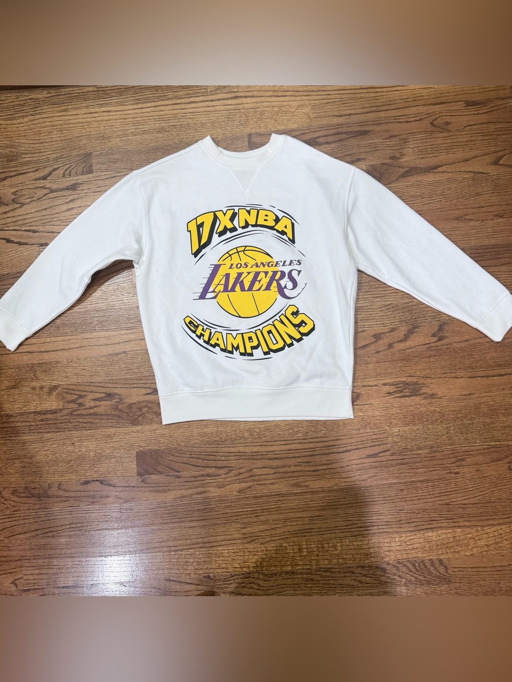 LA Lakers 17X NBA Champions Youth Crewneck Sweatshirt White Sz XL 14-16